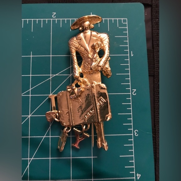 1980’s gold tone woman with dog brooch “ I Love New York” dangle charms - Picture 2 of 6